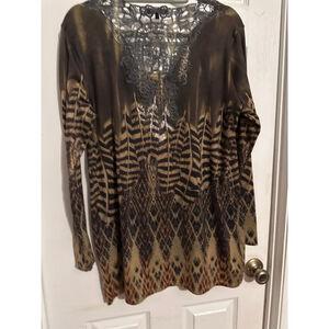 3/$15 Talia top lovely lace insert on back. ON SALE